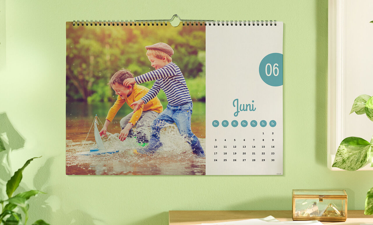 Twee kinderen spelen in het water met een boot