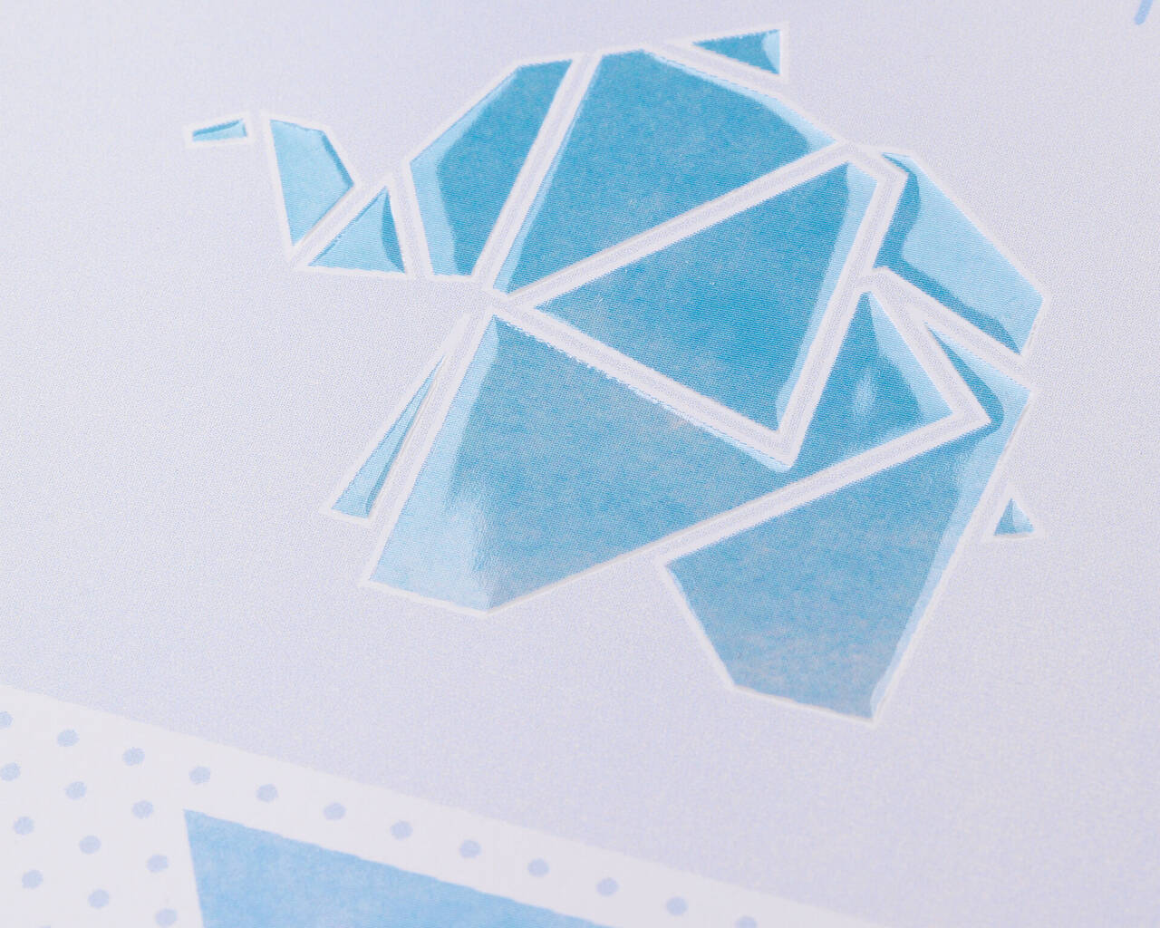Een creatief lichtblauw geometrisch grafisch ontwerp op een witte achtergrond.
