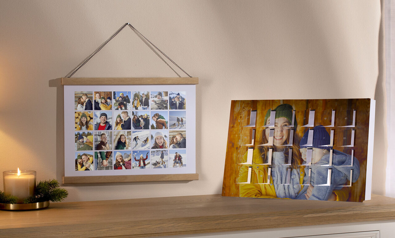 Twee fotolijsten met collage en losse foto's van dierbare herinneringen.