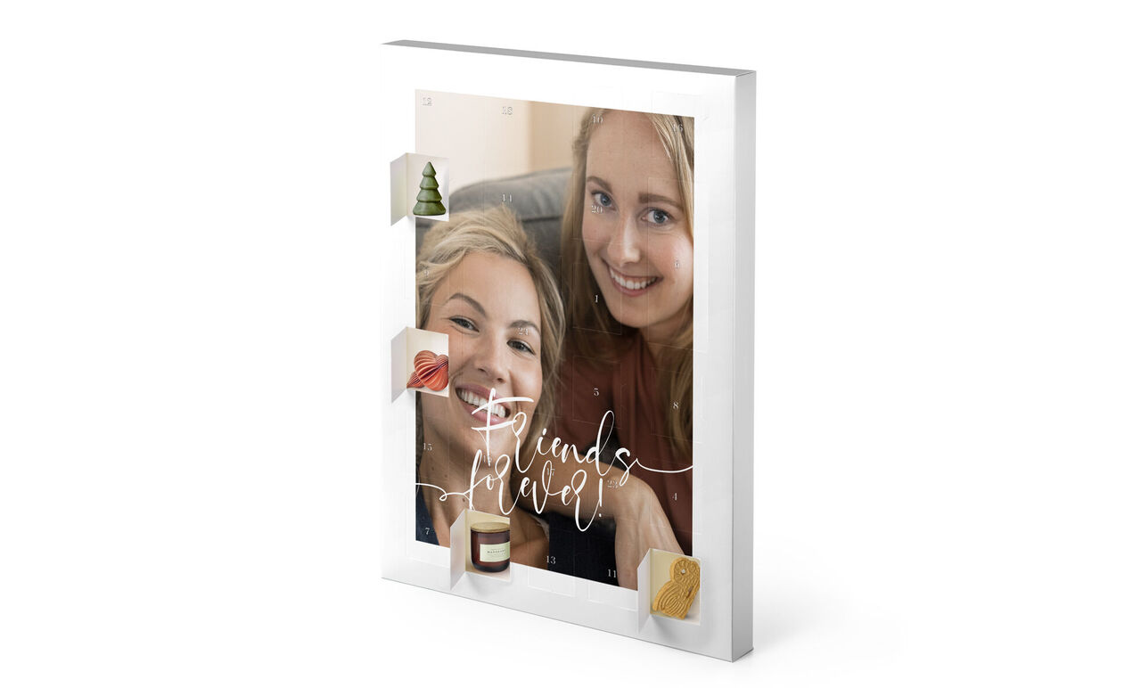 Een prachtig wanddecor met momenten van plezier en verbondenheid met vrienden, versierd met creatieve elementen.
