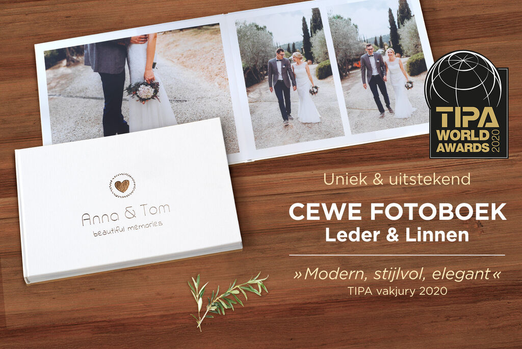 Een prachtig CEWE FOTBOEK van leer en linnen met herinneringen, mooi gepresenteerd op een houten oppervlak. Naast het fotoboek zijn foto's te zien van een bruidspaar tijdens een wandeling in de natuur. Het is elegant vormgegeven.