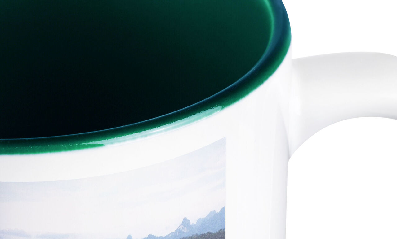 Detailweergave van een beker met een foto van bergen.