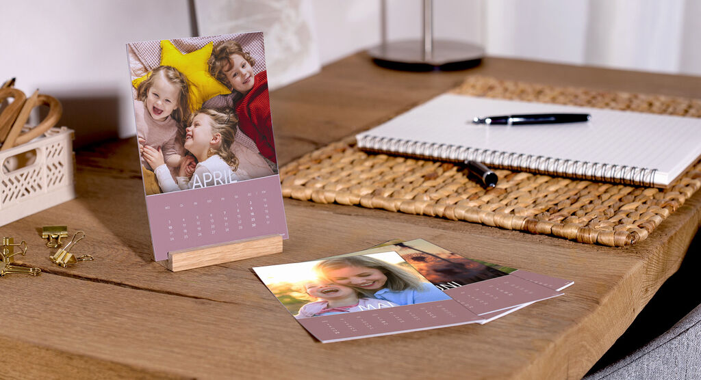 Tafel met een fotokalender voor april, versierd met foto's en mooie herinneringen.