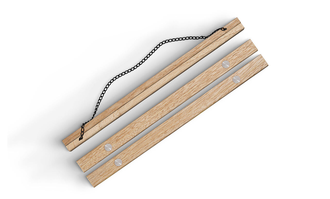 Twee beige houten latten met houder en ketting voor wanddecoraties
