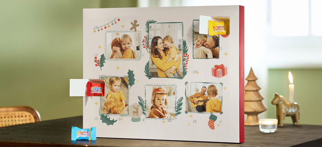 Een creatief ontworpen adventskalender met foto’s en kleine cadeautjes, vol vreugde en verrassingen.
