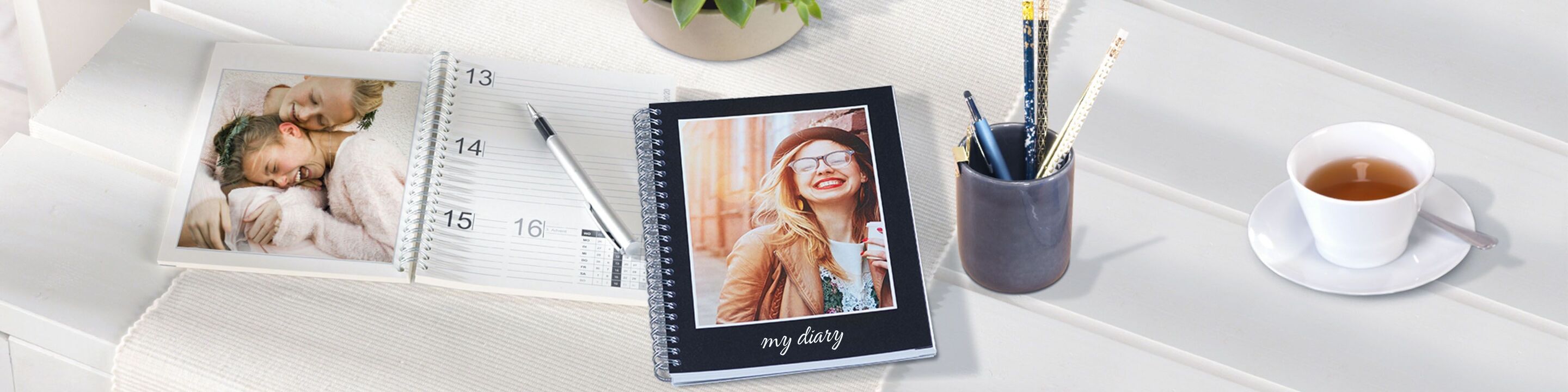 Mooie planner met foto en kalender op tafel.