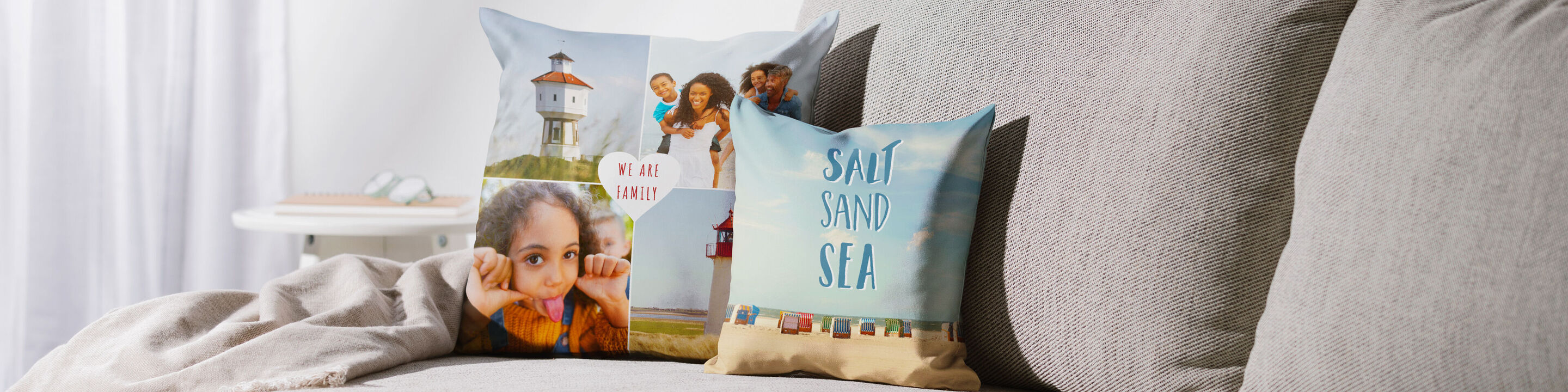 Gepersonaliseerde kussens met mooie foto's en teksten op een bank.