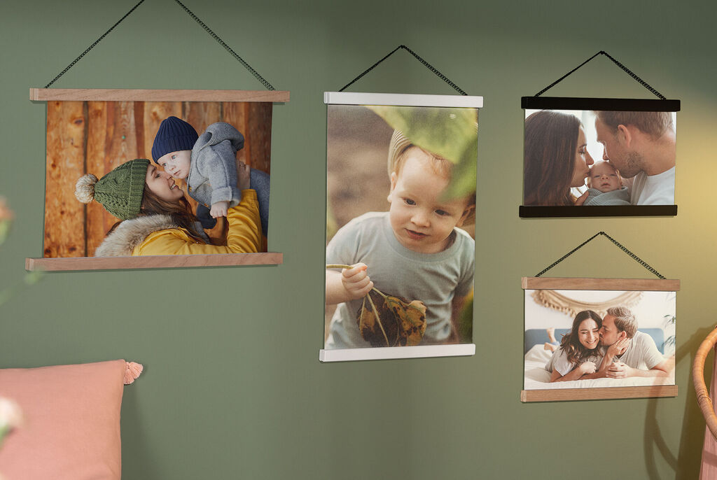 Vier prachtige foto's in verschillende lijsten aan een muur. Ze tonen liefdevolle momenten en CEWE muurdecor.