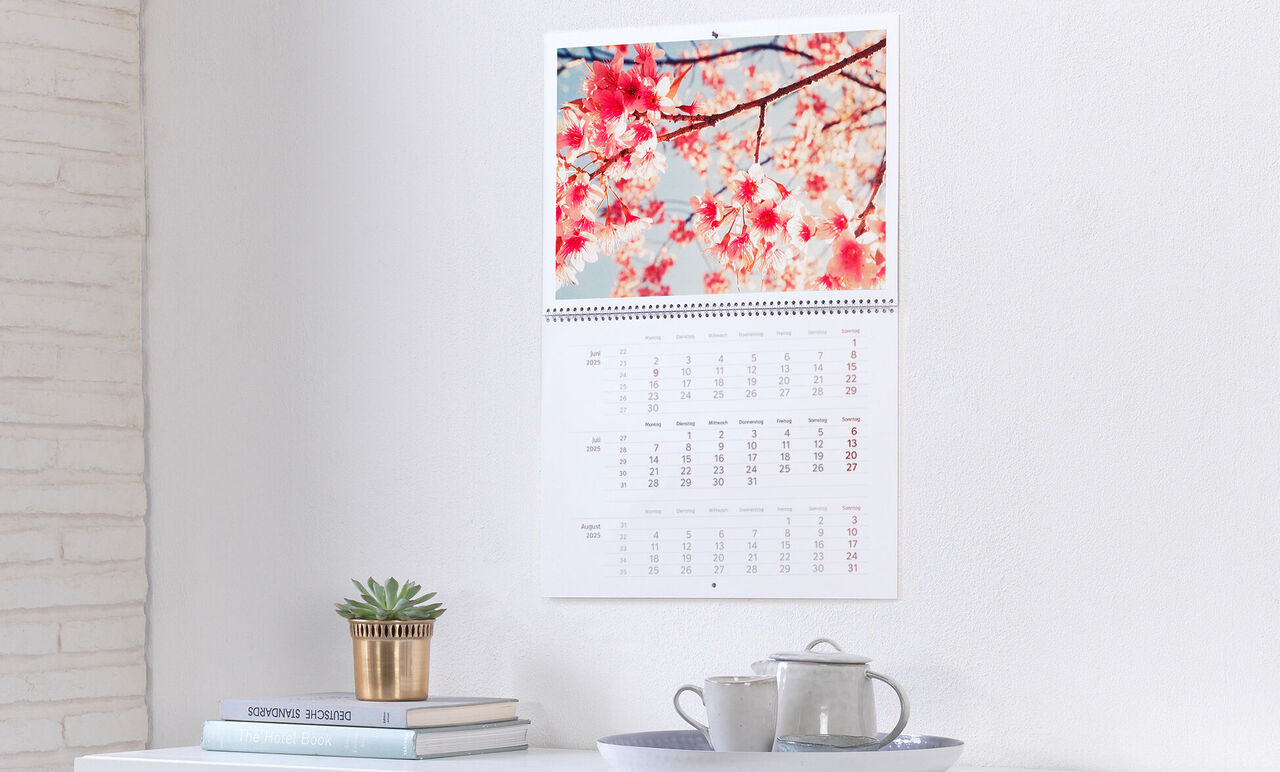 Een mooie fotokalender met kleurrijke kersenbloesems en een praktische maandkalender.