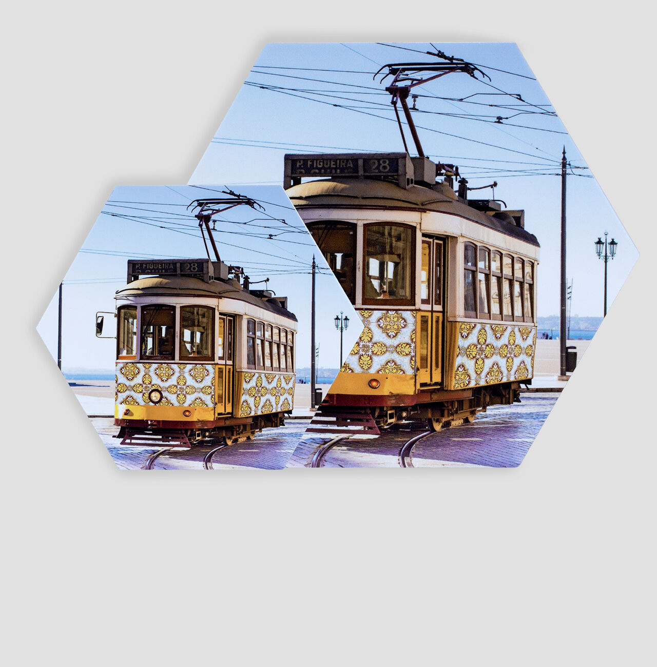 Kleurrijke tram met bloemendesign in de zon, op rails