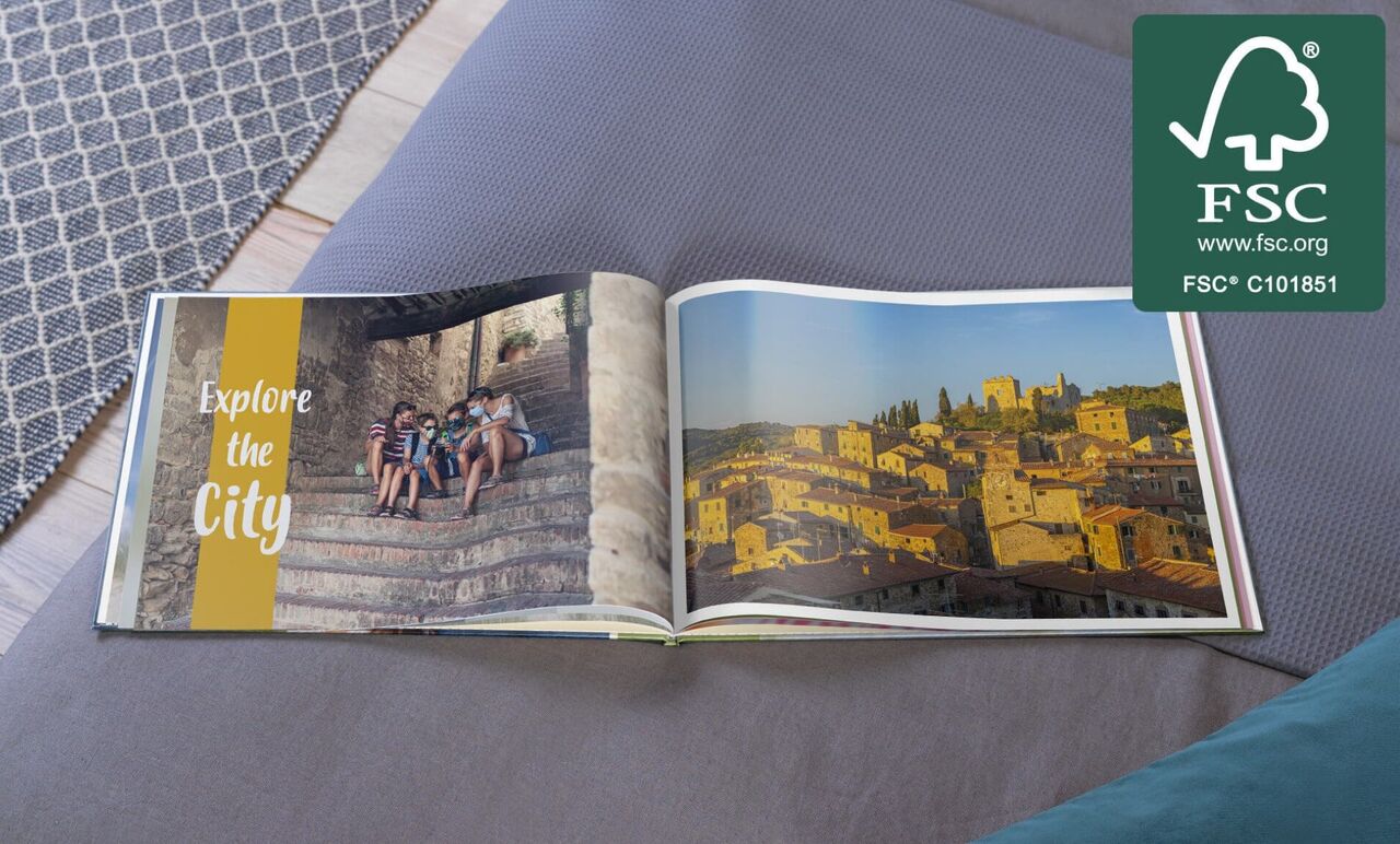 Open fotoboek toont stadsverkenning met kinderen, omringd door architectuur.