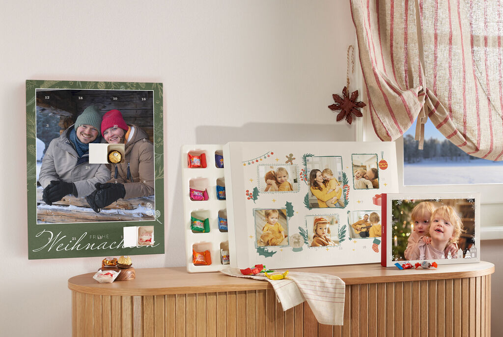 Een mooie adventskalender en een creatieve fotomuur met blije kinderen, omringd door kerstdecoraties.