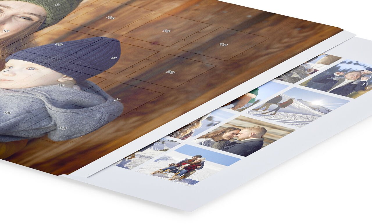 Twee mensen op een fotoboeklayout, omringd door foto's en een houten achtergrond