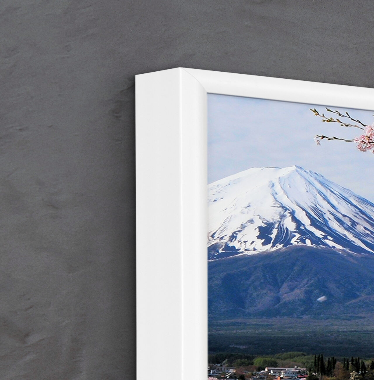 Een wanddecoratie met zicht op de besneeuwde Mount Fuji en bloeiende bloemen op de voorgrond