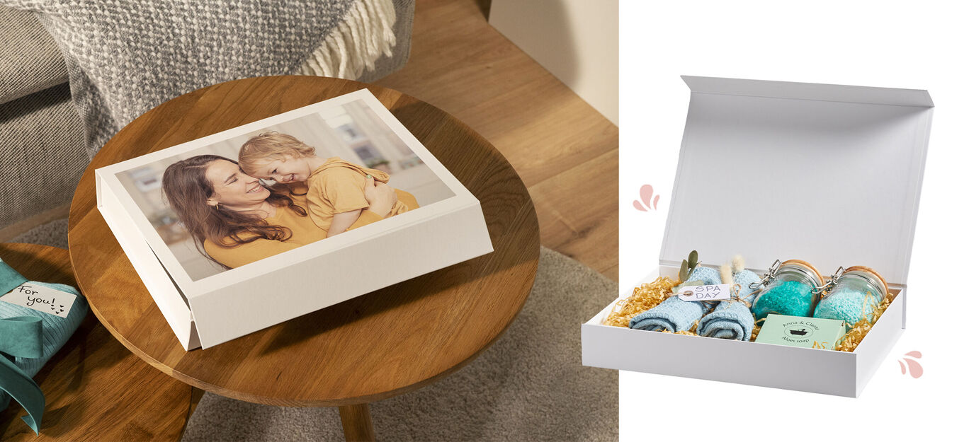 Een gepersonaliseerde cadeauset in een witte doos met een foto erop, gepresenteerd op houten tafel naast ander cadeau.