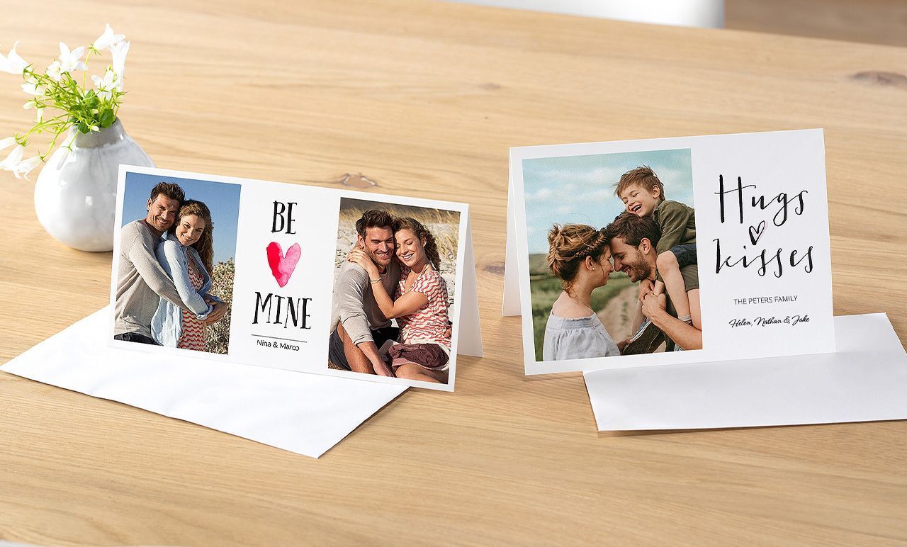 Twee liefdevol ontworpen wenskaarten met foto's van gelukkige stellen.