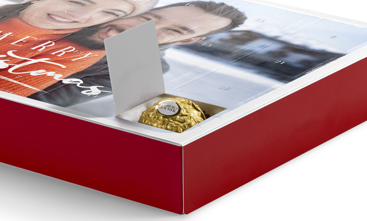 Een adventskalender in feestelijk design met zoete inhoud, ideaal voor kersttijd.