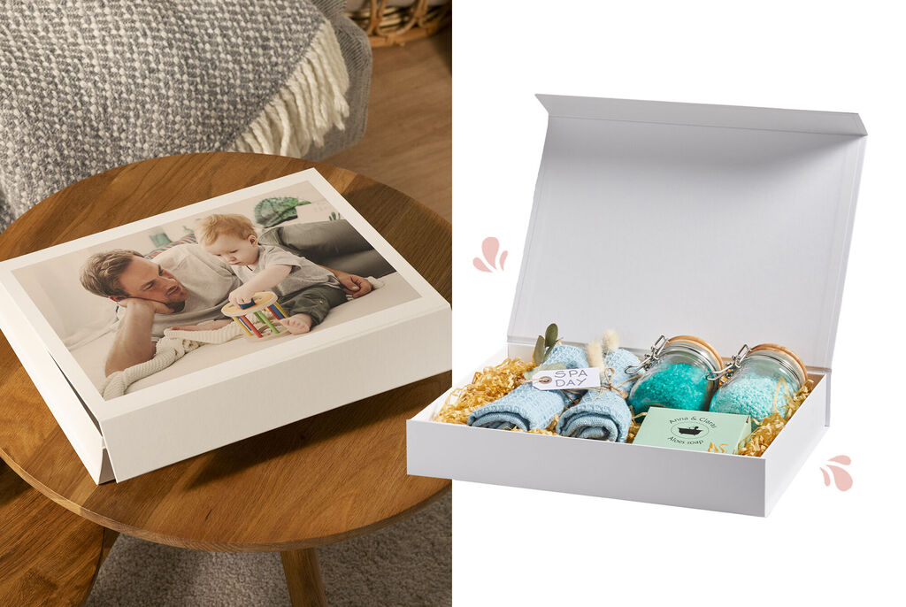 Een liefdevol samengesteld cadeau met foto's en vrolijke inhoud.