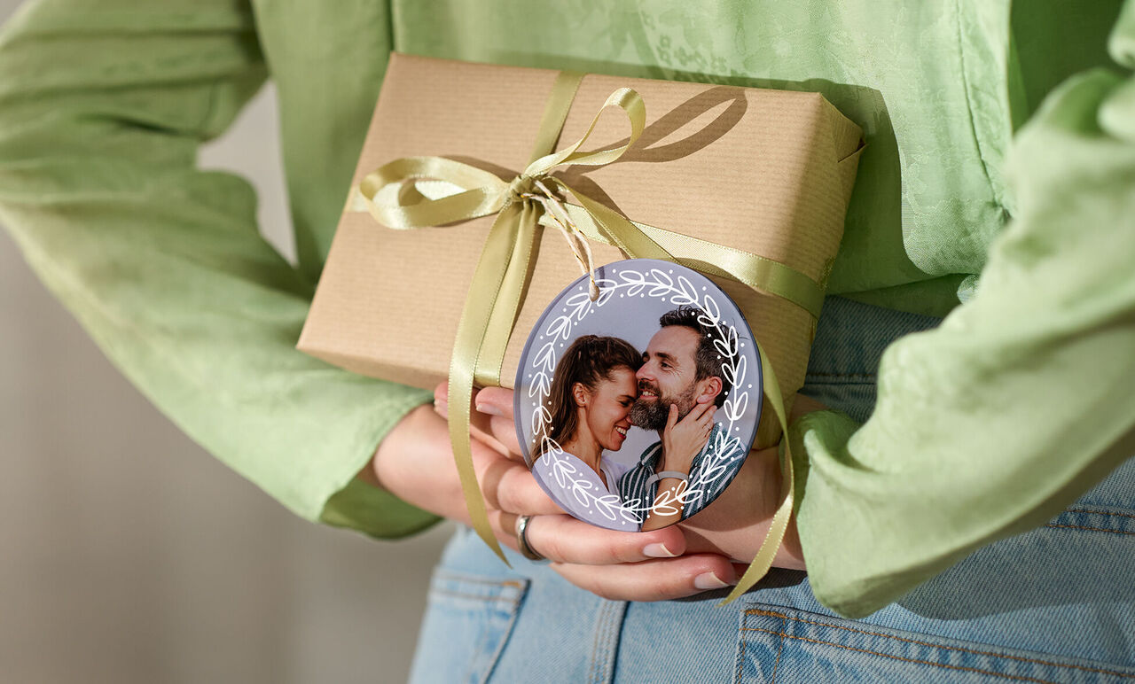Cadeau met een strik en een rond ornament met een afbeelding.