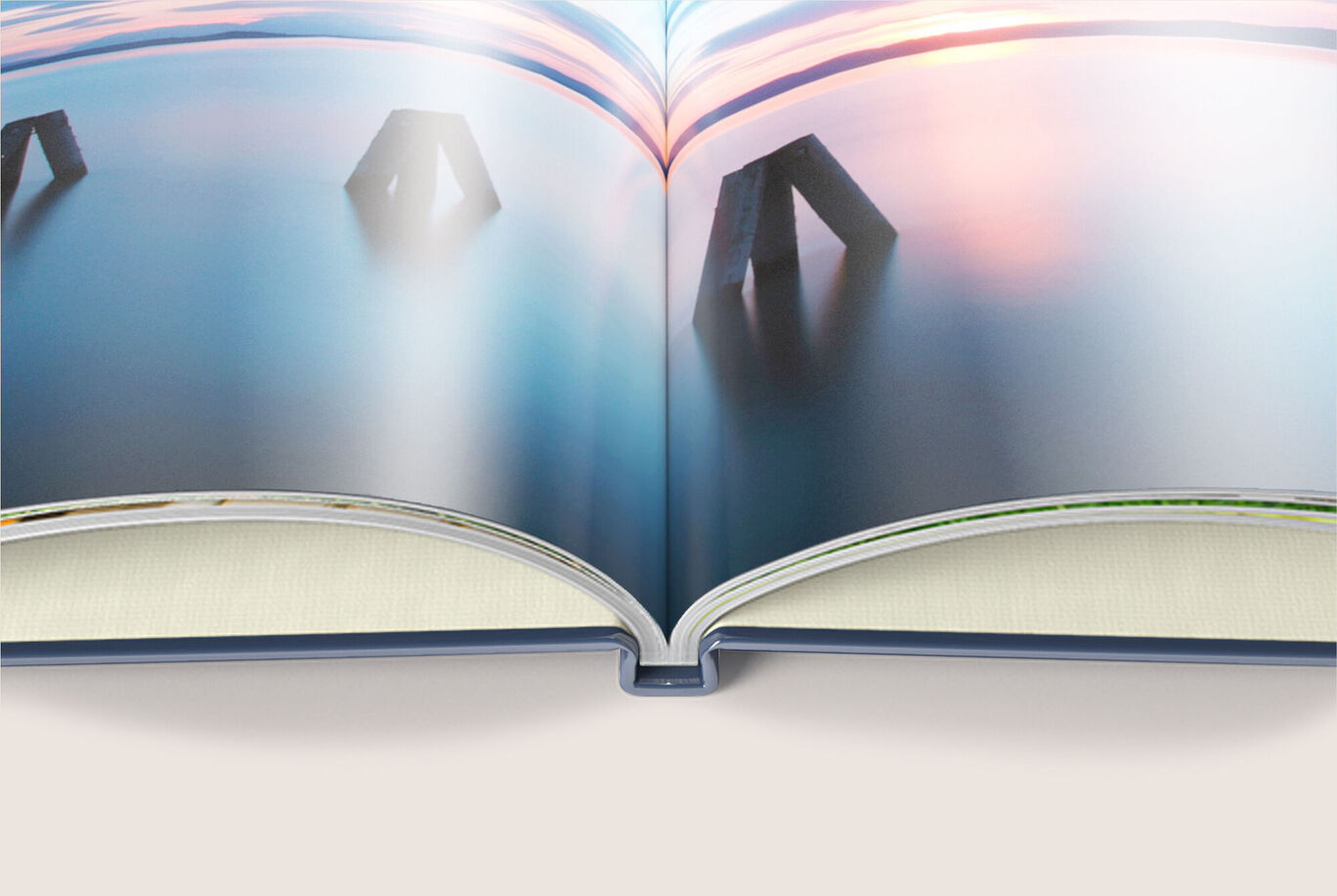 Open CEWE fotoboek met landschapsfoto's en groen duurzaamheidsmerk.