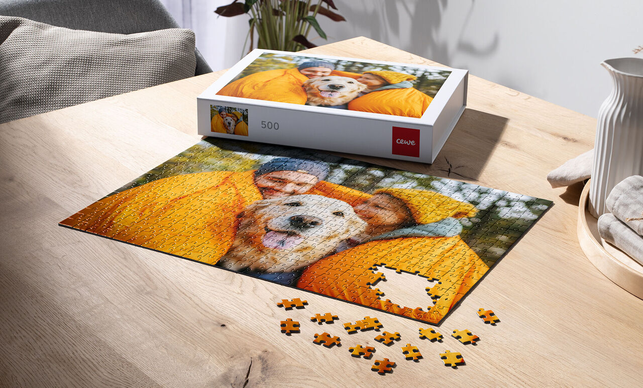 Puzzelspel met foto van blije familie en hond in gele jassen.