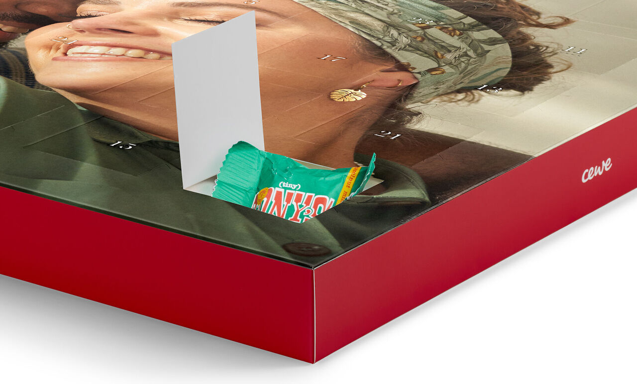 Adventskalender met een zoet cadeautje. Vreugde en verrassing zichtbaar.