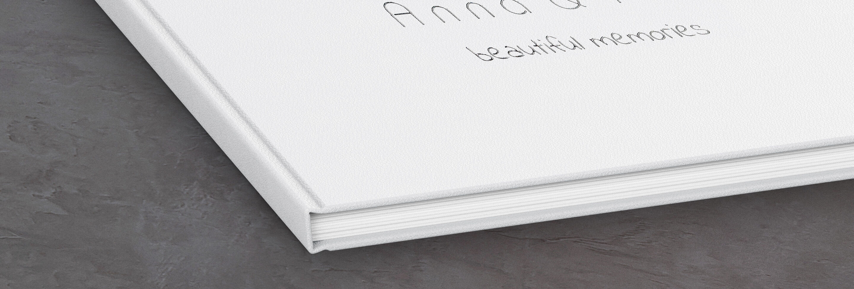 Wit fotoboek met handgeschreven titel "Anna en Peter – mooie herinneringen".