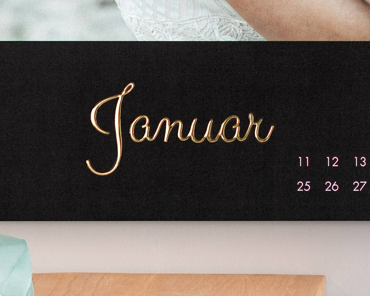 Kalenderblad met gouden tekst voor januari