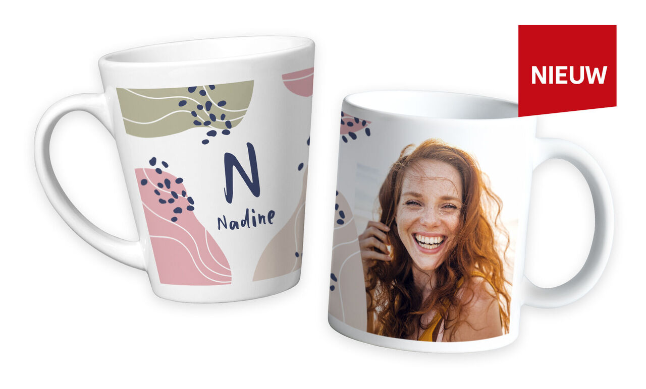 Twee kopjes naast elkaar, één met een kleurrijk ontwerp en de naam Nadine, de andere met een foto.