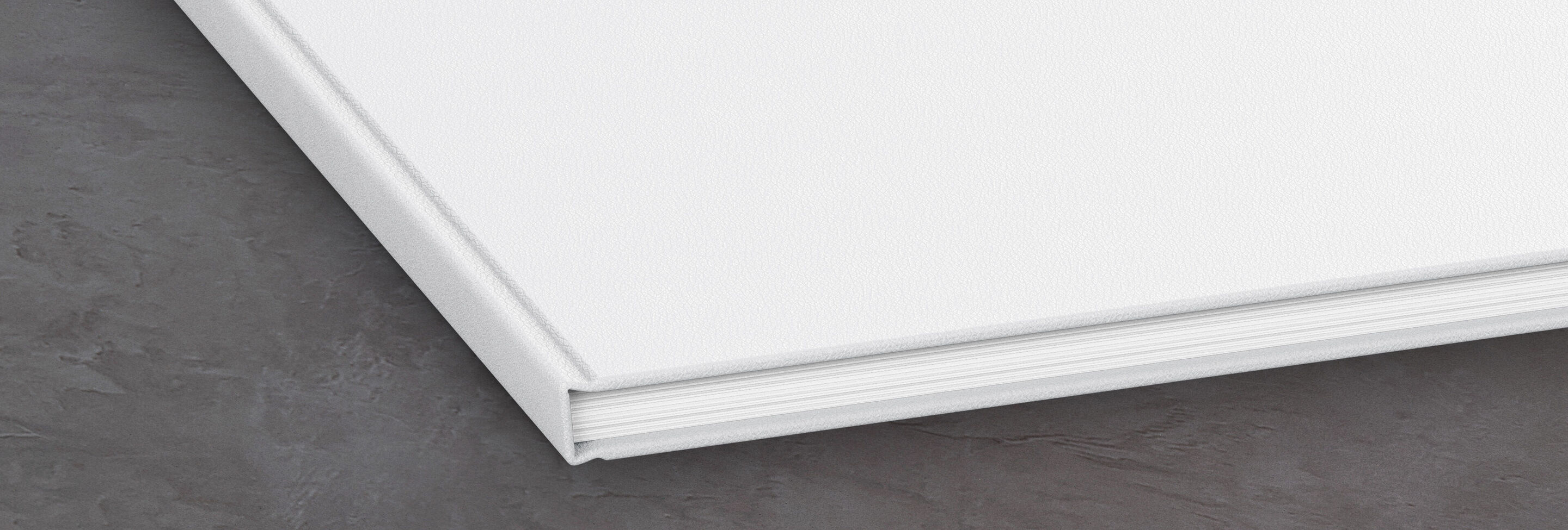 Detailweergave van een geopend wit fotoboek van CEWE