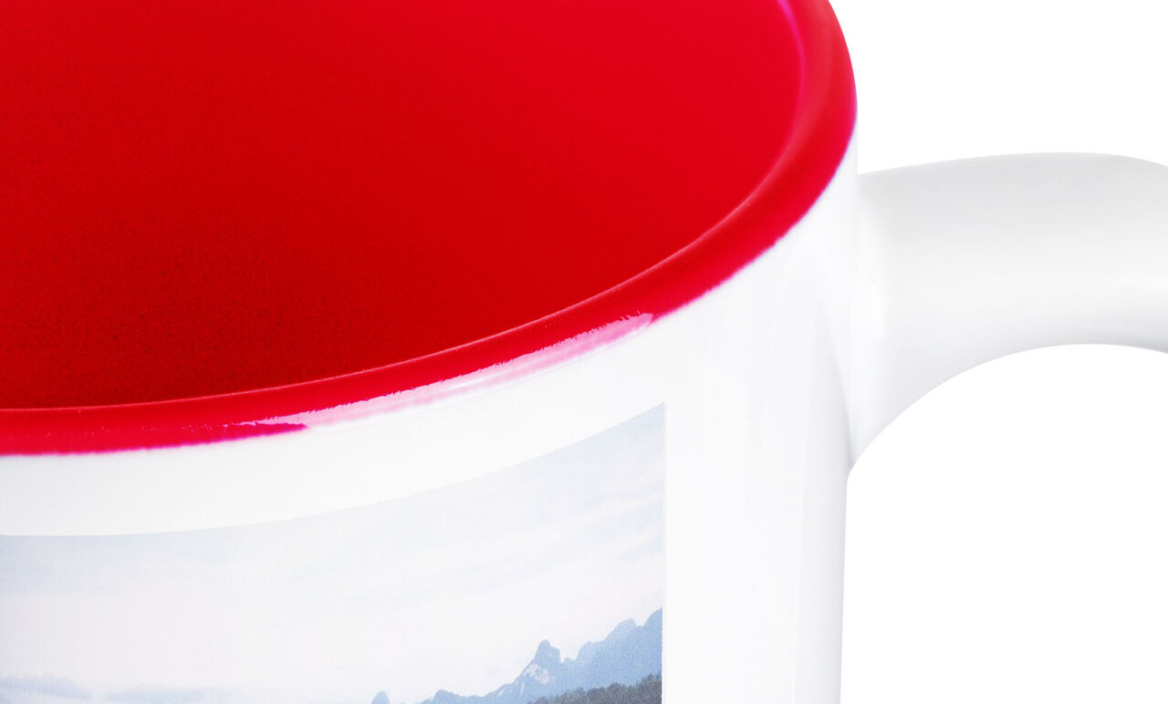 Rode binnenkant van een beker met bergmotief buitenkant
