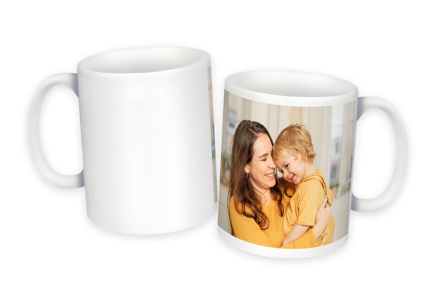 Een mama en dochtertje omhelzen elkaar liefdevol. Ze genieten samen van een geluksmoment.