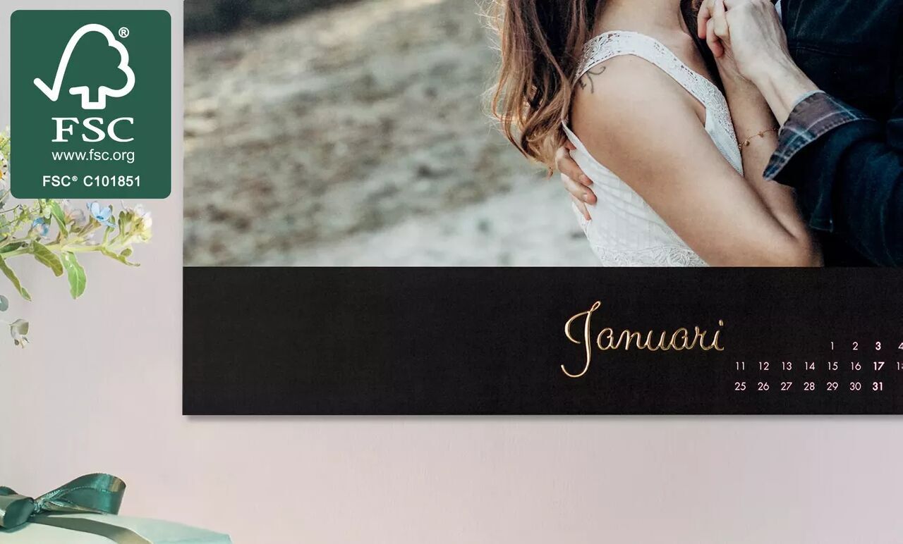Kalenderblad voor januari met romantisch paar en decoratief ontwerp