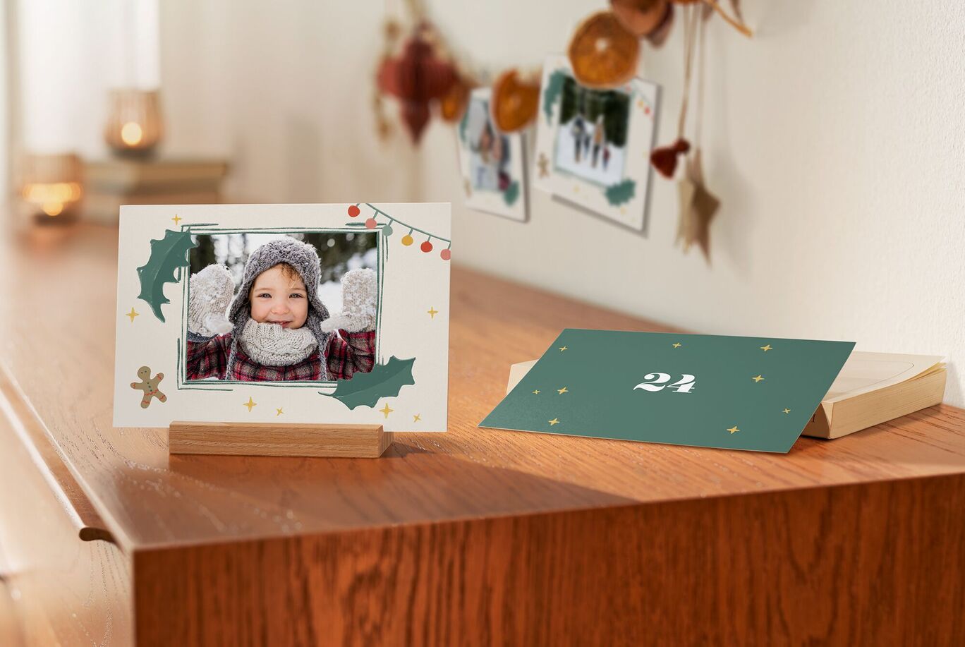 Een feestelijk gedekte tafel met een liefdevol ontworpen kaart en ingelijste foto op een houten standaard. Perfect voor persoonlijke kerst.