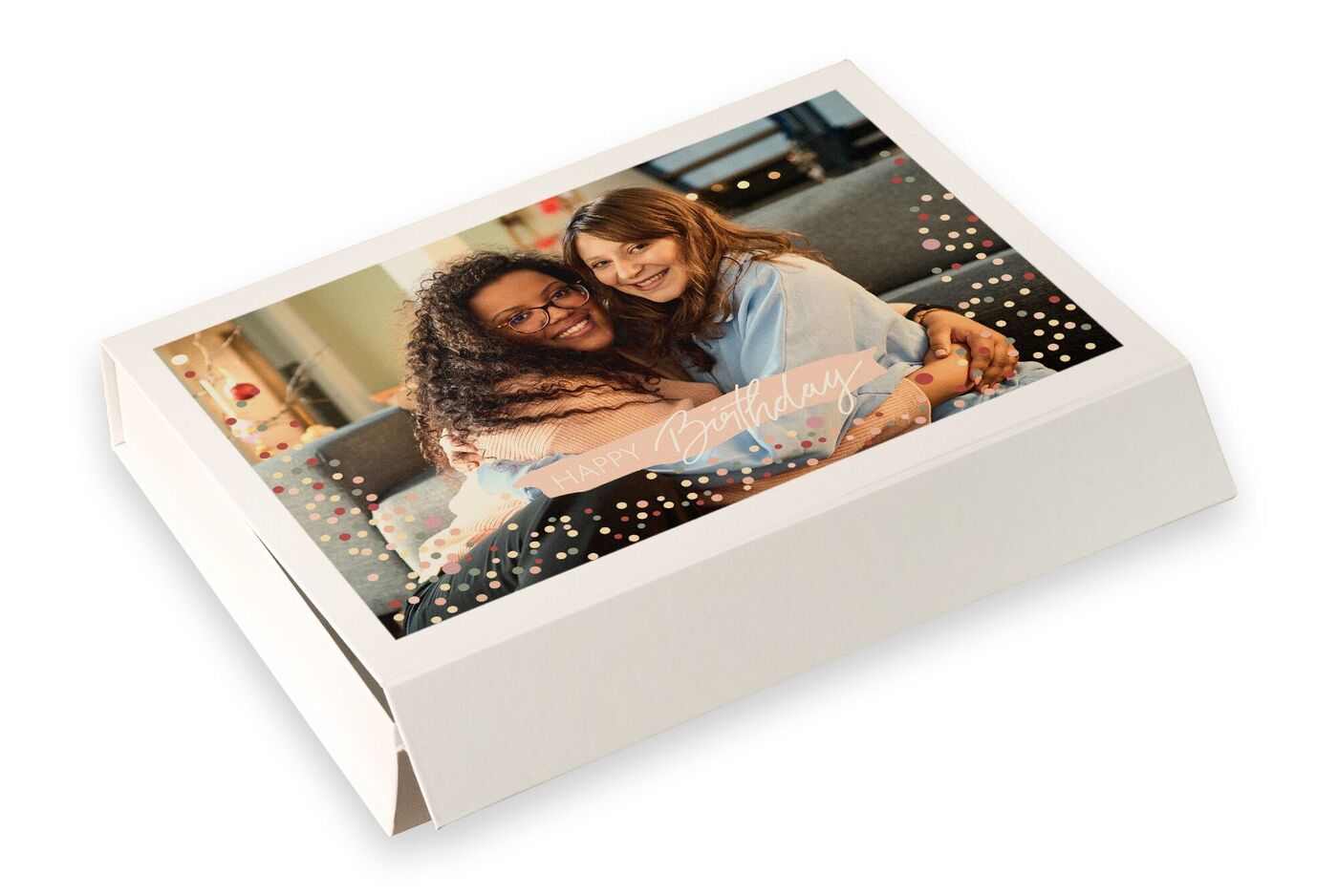 Twee vrouwen omhelzen vrolijk in een woonkamer met kleurrijke decoraties voor een verjaardag