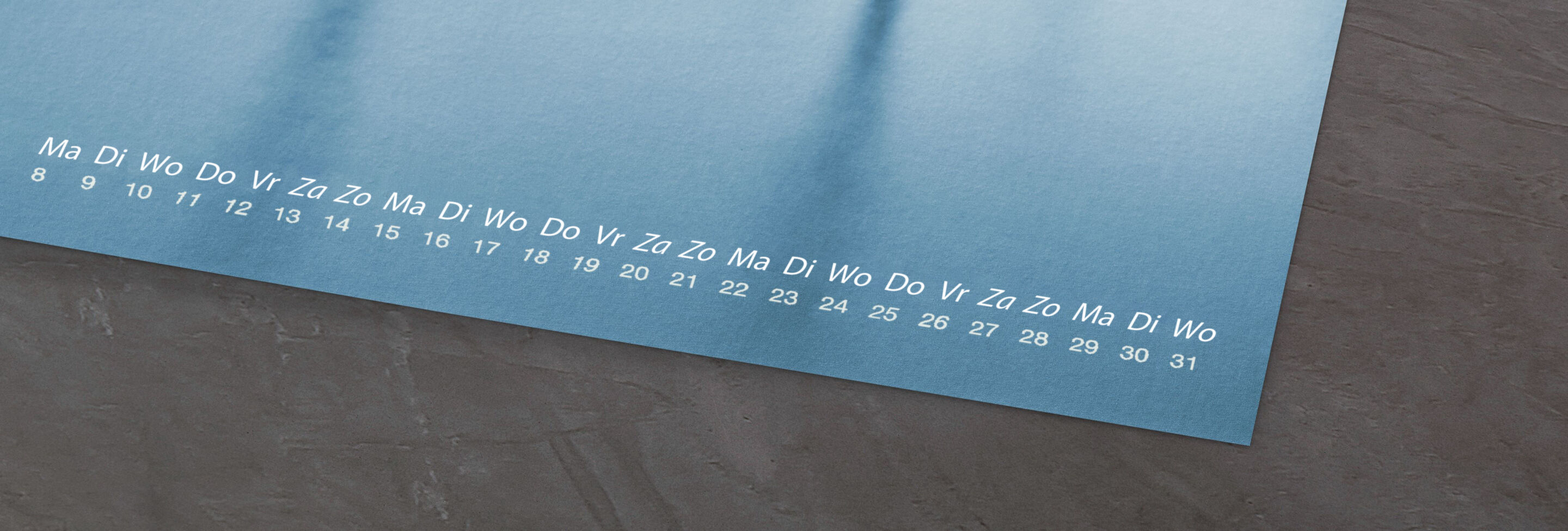 Blauw wandontwerp met kalenderweergave en weekdagen