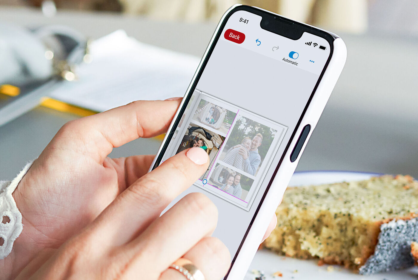 Iemand bewerkt foto's op haar smartphone.