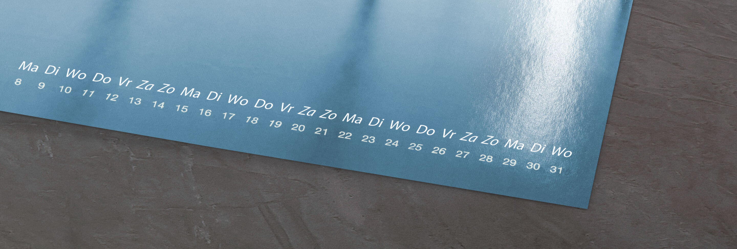 Blauwe fotokalender met weekdagen en cijfers.