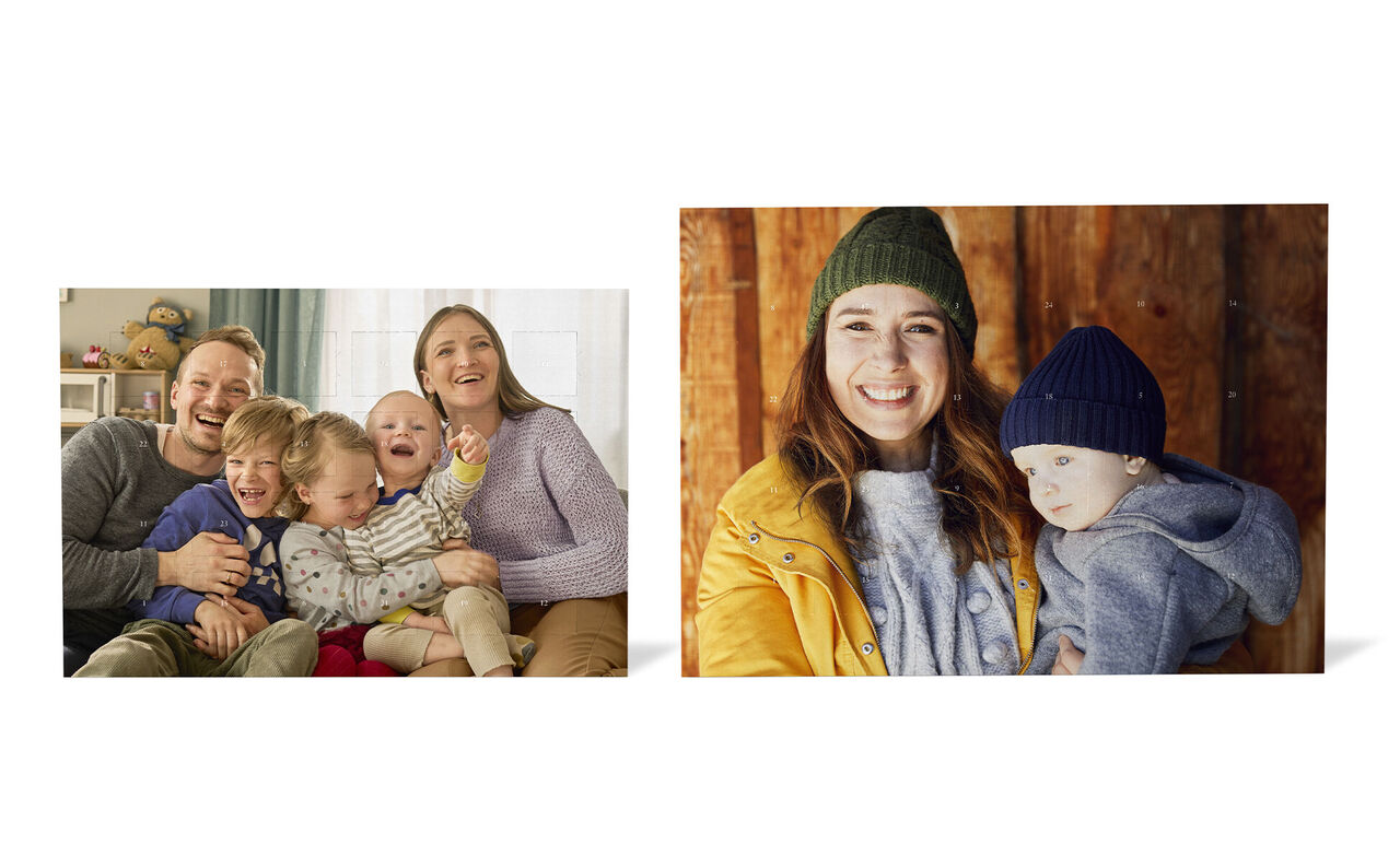 Een blije familie zit op de grond en geniet samen. De kinderen stralen terwijl de volwassenen liefdevol naar hen kijken.