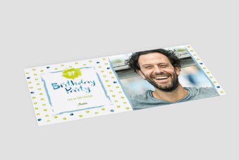 Een vrolijke verjaardagskaart met kleurrijke stippen en de tekst 'Birthday Party'.