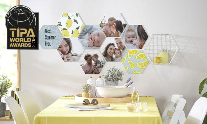 Familiefoto's in een prachtig wandontwerp met geelgroene accenten, op een tafel met servies en decoratie.