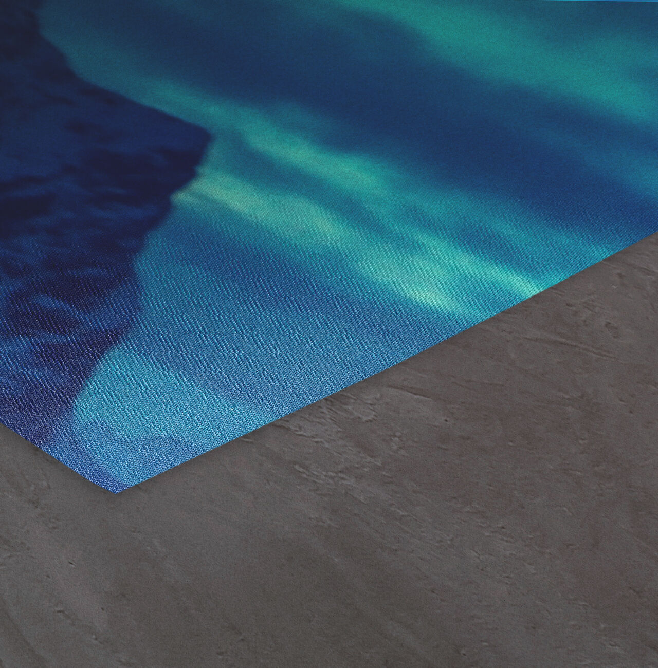 Een kleurrijk oppervlak toont de prachtige textuur van een blauwe zeebodem op een elegante, donkere achtergrond.