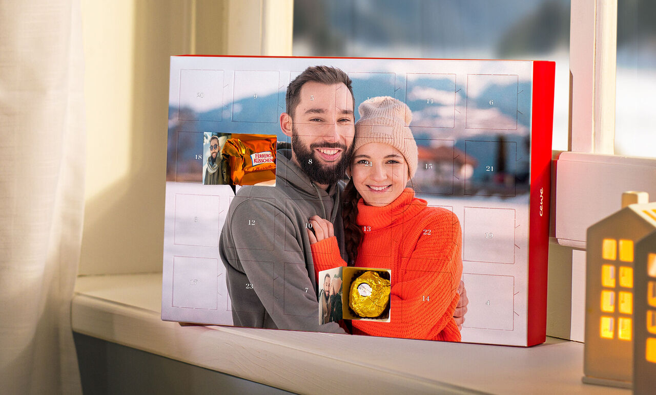 Adventskalender voor een raam met uitzicht op een winters landschap.
