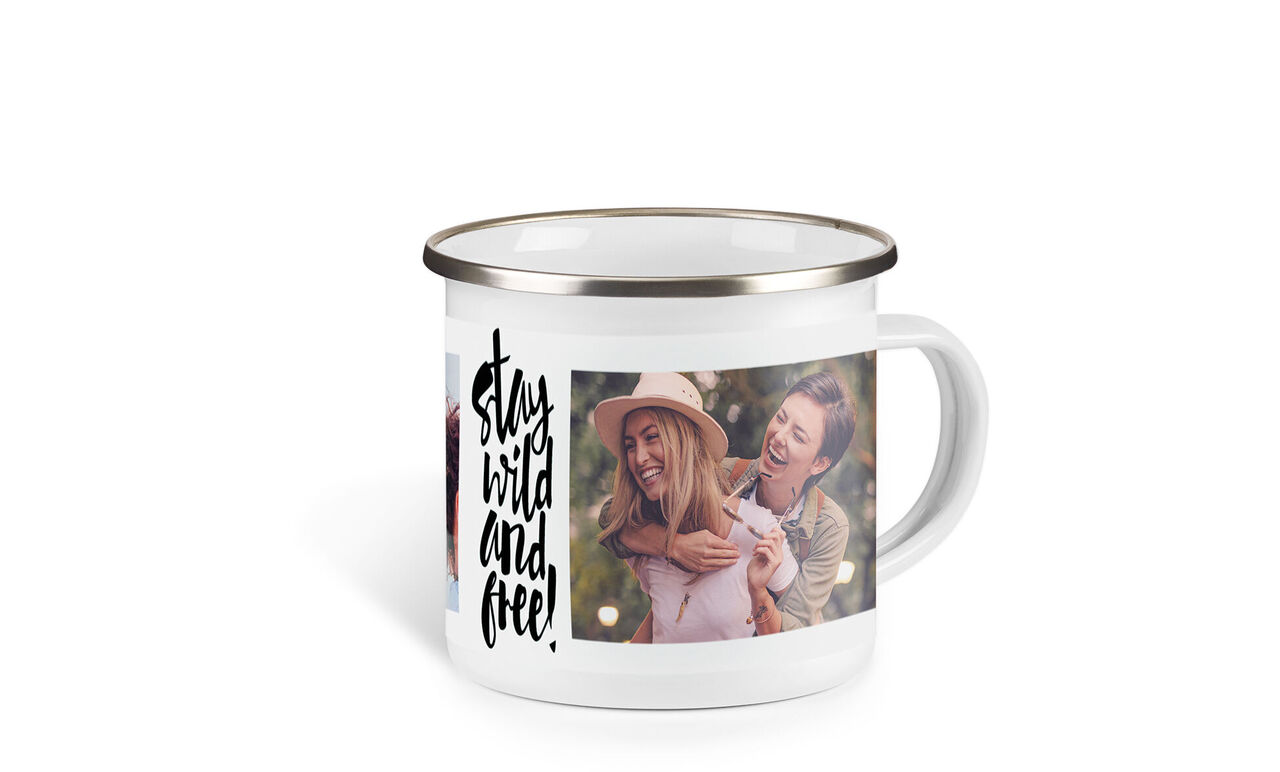Rustieke koffiebeker met twee foto's van gelukkige mensen.