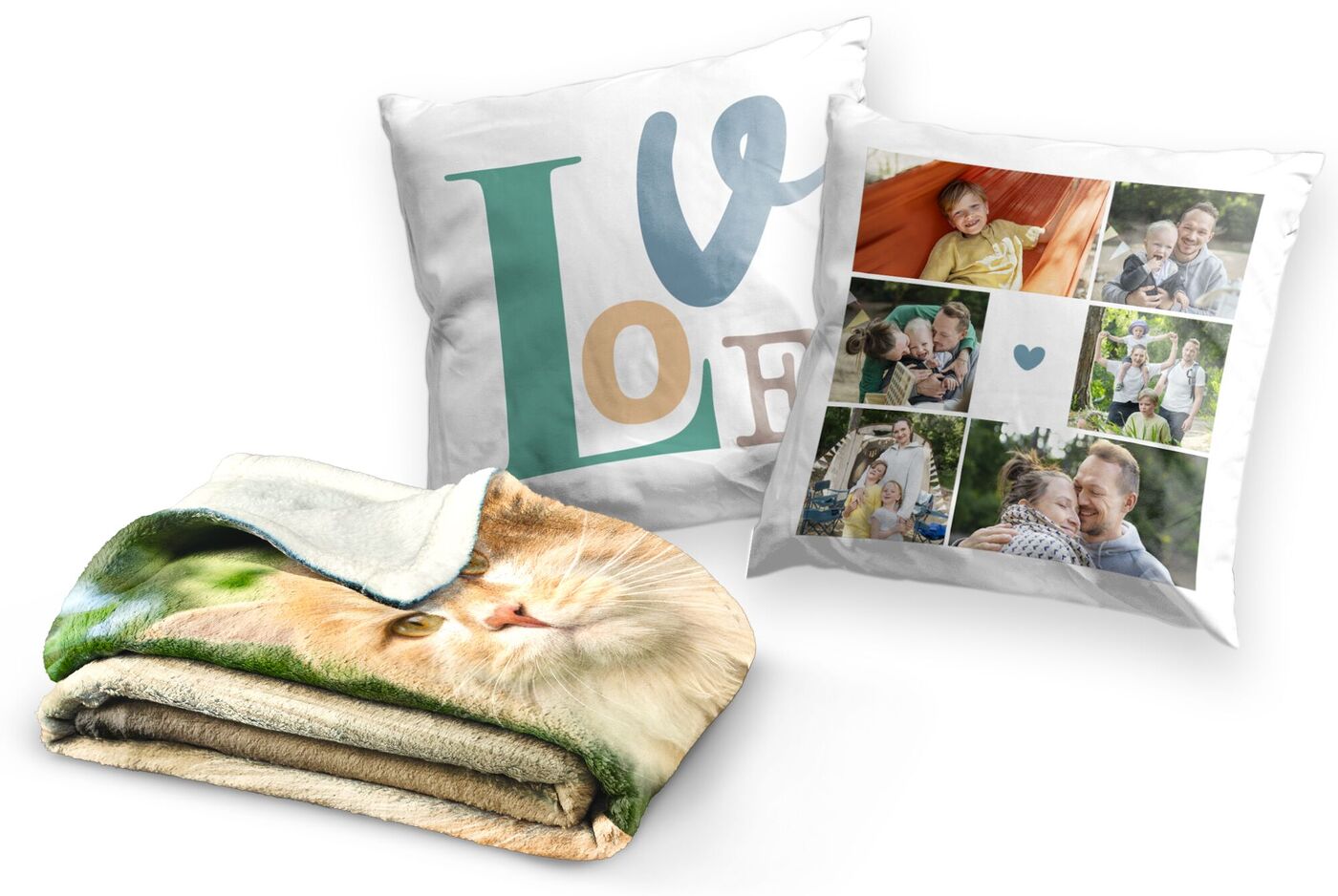 Gezellige woonaccessoires, waaronder twee gepersonaliseerde kussens met liefdevolle motieven en een zachte deken met dierenmotief.
