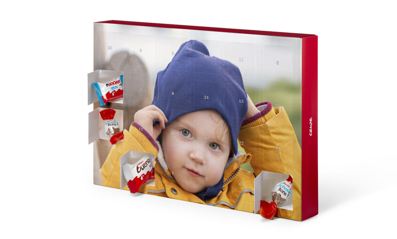 Een adventskalender met geopende deurtjes gevuld met kleine chocoladestukjes.