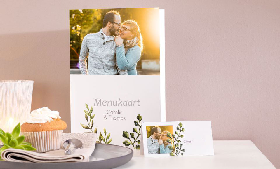 Menukaart met foto van een gelukkig paar in het zonlicht, omringd door planten.