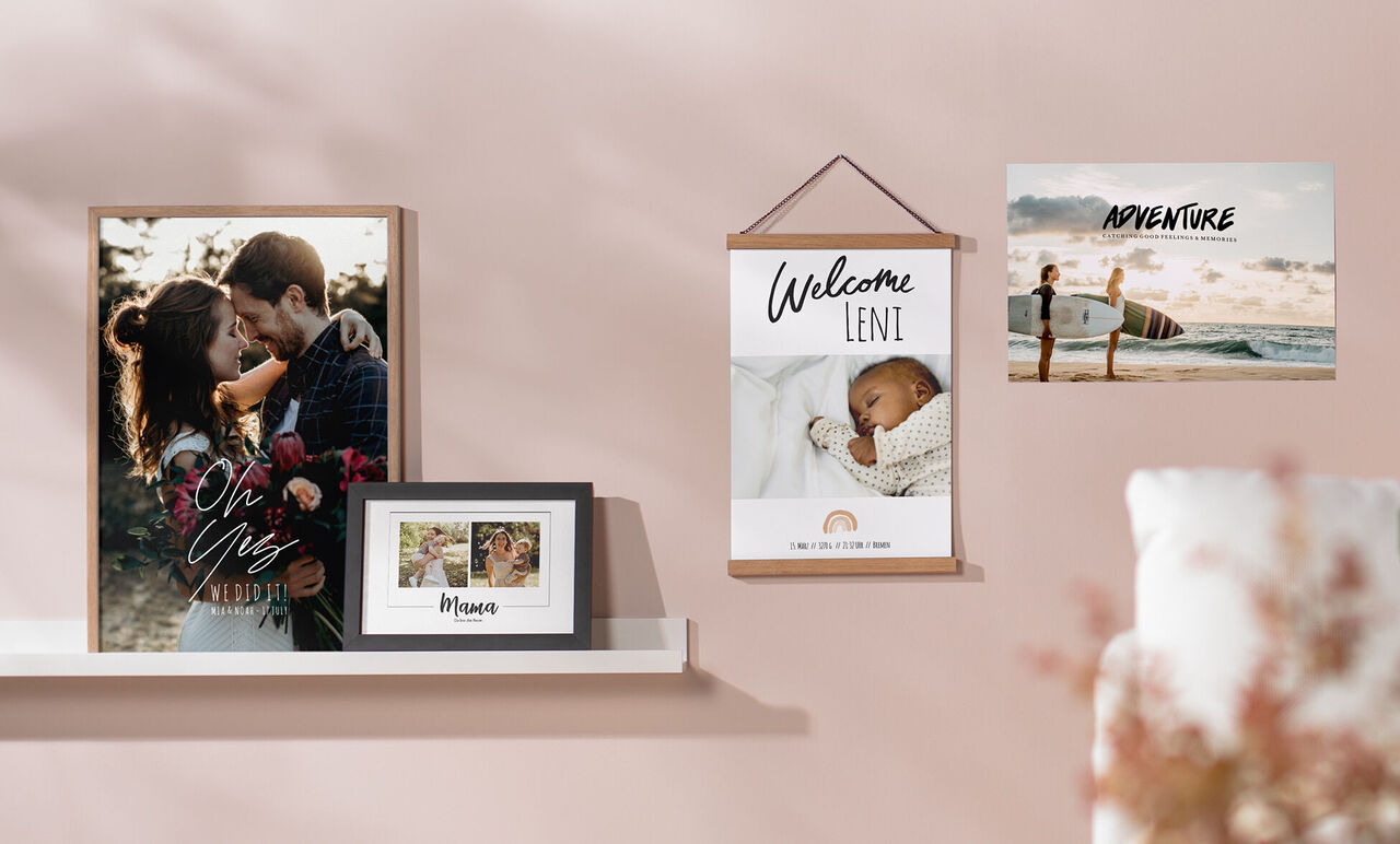 Sfeervolle wanddecoratie met CEWE-producten, waaronder een lijst met een stel, een welkomstbordje voor Leni en een poster met surfers.