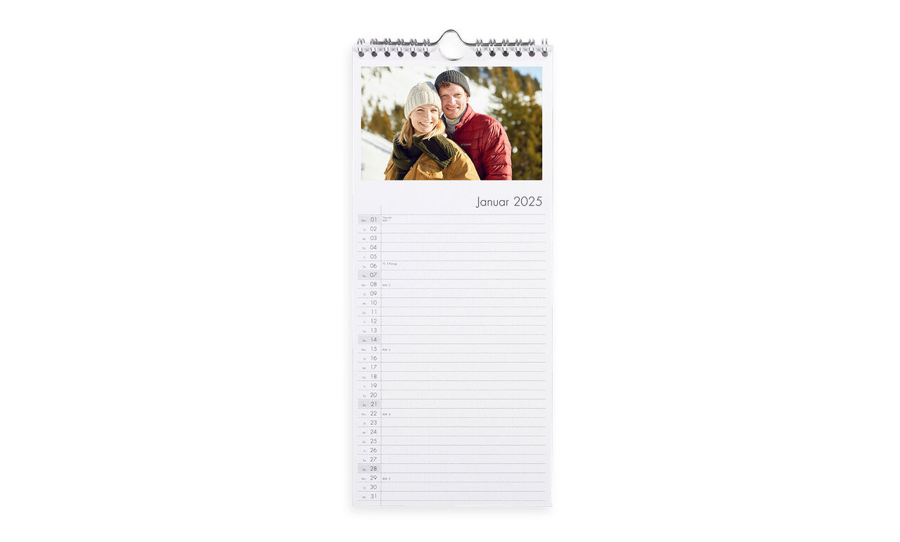 Een wandkalender met een foto van een stel in de sneeuw. Januari 2023 is gemarkeerd.