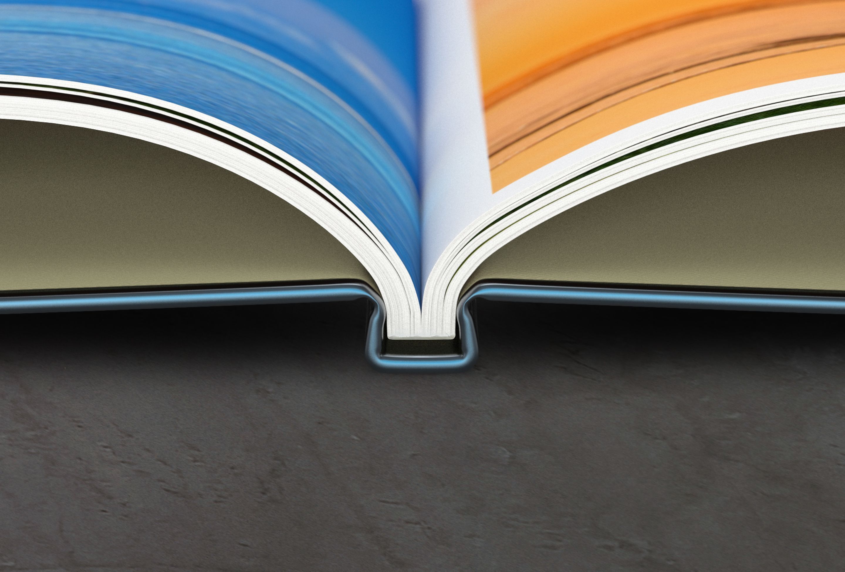 Geopend fotoboek met kleurrijke pagina's binnenin